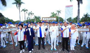 Gubernur Sumsel, Herman Deru bersama para atlet Pornas Korpri Sumsel, Kamis (2/10/2025). Foto: Humas Pemprov Sumsel.