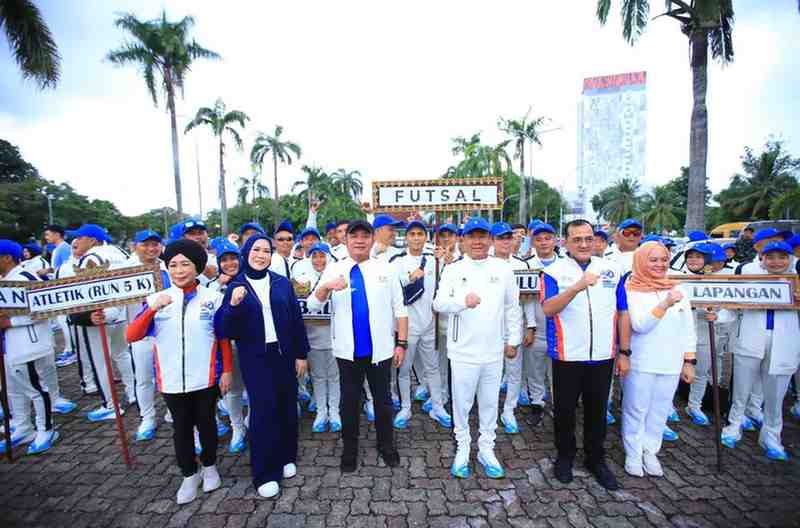 Gubernur Sumsel, Herman Deru bersama para atlet Pornas Korpri Sumsel, Kamis (2/10/2025). Foto: Humas Pemprov Sumsel.
