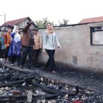 Putri Azizah melihat langsung puing rumah warga yang ludes terbakar, Kamis (2/10/2025). Foto: Kominfo Palembang.