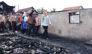 Putri Azizah melihat langsung puing rumah warga yang ludes terbakar, Kamis (2/10/2025). Foto: Kominfo Palembang.