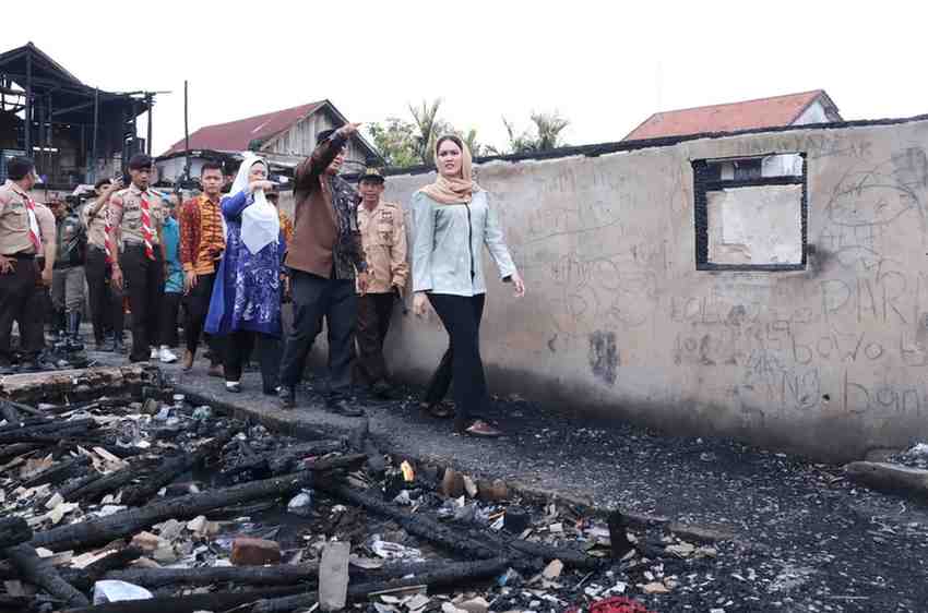 Putri Azizah melihat langsung puing rumah warga yang ludes terbakar, Kamis (2/10/2025). Foto: Kominfo Palembang.