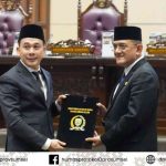 Pimpinan rapat, H Nopianto secara simbolis menyerahkan laporan hasil reses kepada Sekda Sumsel, Edward Candra pada rapat paripurna DPRD Sumsel, Senin (20/10/2025). Foto: Humas DPRD Sumsel.