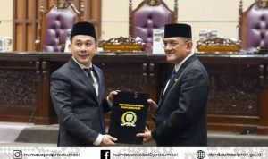 Pimpinan rapat, H Nopianto secara simbolis menyerahkan laporan hasil reses kepada Sekda Sumsel, Edward Candra pada rapat paripurna DPRD Sumsel, Senin (20/10/2025). Foto: Humas DPRD Sumsel.