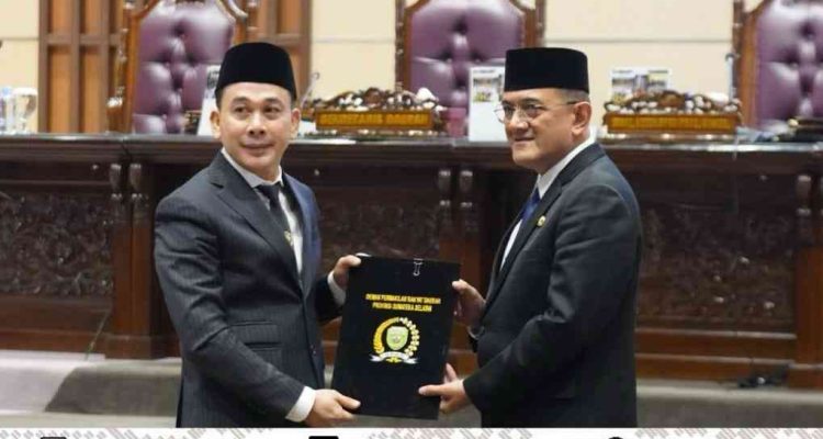 Pimpinan rapat, H Nopianto secara simbolis menyerahkan laporan hasil reses kepada Sekda Sumsel, Edward Candra pada rapat paripurna DPRD Sumsel, Senin (20/10/2025). Foto: Humas DPRD Sumsel.