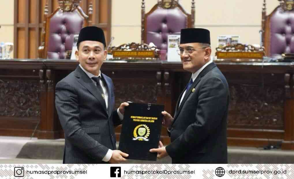 Pimpinan rapat, H Nopianto secara simbolis menyerahkan laporan hasil reses kepada Sekda Sumsel, Edward Candra pada rapat paripurna DPRD Sumsel, Senin (20/10/2025). Foto: Humas DPRD Sumsel.