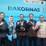 Sekda Sumsel, Edward Candra menerima piala Sumsel sebagai Provinsi Terbaik TPAKD Award 2025 tingkat wilayah Sumatera oleh OJK RI, Jumat (10/10/2025). Foto: Humas Pemprov Sumsel.