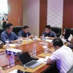 Asisten II Setda Kota Palembang Isnaini Madani bersama OPD terkait yaitu Dinas Kominfo Kota Palembang, Dinas PMPTSP Kota Palembang, serta Dinas PUPR Kota Palembang, rapat bersama Direktur Utama PT. Fiber Teknologi Nusantara Ibu Widya Wati, Jumat (31/10/2025). Foto: Kominfo Palembang.