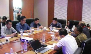 rapat (1) Asisten II Setda Kota Palembang Isnaini Madani bersama OPD terkait yaitu Dinas Kominfo Kota Palembang, Dinas PMPTSP Kota Palembang, serta Dinas PUPR Kota Palembang, rapat bersama Direktur Utama PT. Fiber Teknologi Nusantara Ibu Widya Wati, Jumat (31/10/2025). Foto: Kominfo Palembang.