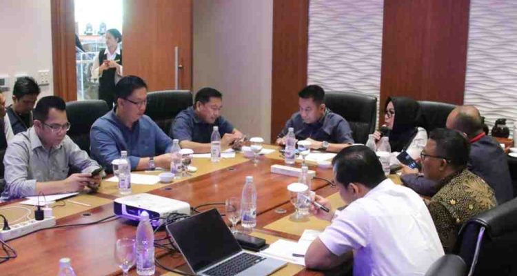 Asisten II Setda Kota Palembang Isnaini Madani bersama OPD terkait yaitu Dinas Kominfo Kota Palembang, Dinas PMPTSP Kota Palembang, serta Dinas PUPR Kota Palembang, rapat bersama Direktur Utama PT. Fiber Teknologi Nusantara Ibu Widya Wati, Jumat (31/10/2025). Foto: Kominfo Palembang.