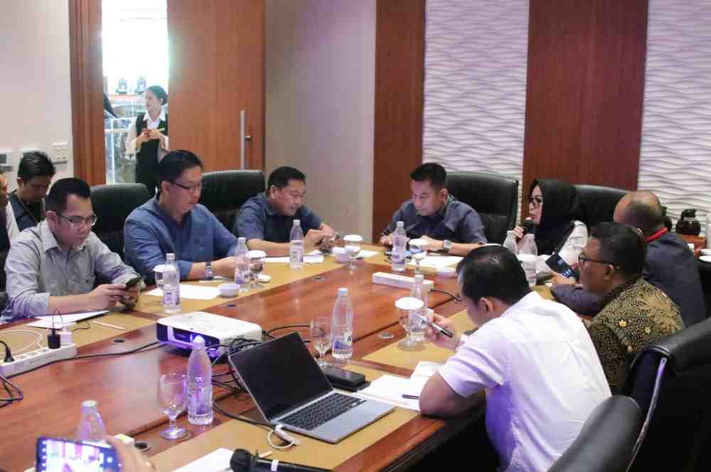 rapat (1) Asisten II Setda Kota Palembang Isnaini Madani bersama OPD terkait yaitu Dinas Kominfo Kota Palembang, Dinas PMPTSP Kota Palembang, serta Dinas PUPR Kota Palembang, rapat bersama Direktur Utama PT. Fiber Teknologi Nusantara Ibu Widya Wati, Jumat (31/10/2025). Foto: Kominfo Palembang.