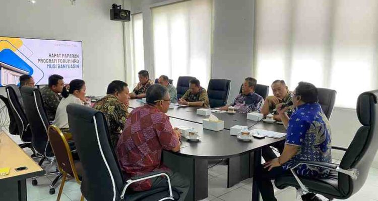 Kepala Dinas Tenaga Kerja dan Transmigrasi (Disnakertrans), Herryandi Sinulingga, AP memimpin rapat persiapan Job Fair. Kamis (2/10/2025). Foto: Kominfo Muba.
