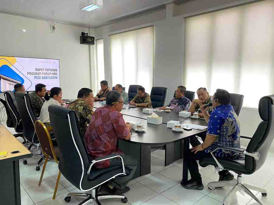 Kepala Dinas Tenaga Kerja dan Transmigrasi (Disnakertrans), Herryandi Sinulingga, AP memimpin rapat persiapan Job Fair. Kamis (2/10/2025). Foto: Kominfo Muba.