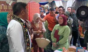 rempah (1) Ketua TP PKK Kota Palembang, Dewi Sastrani Ratu Dewa, menghadiri Festival Rempah Sumatera Selatan 2025 yang digelar di lapangan Palembang Trade Center (PTC) Mall, Jumat (24/10/2025). Foto: Kominfo Palembang.