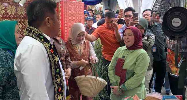 Ketua TP PKK Kota Palembang, Dewi Sastrani Ratu Dewa, menghadiri Festival Rempah Sumatera Selatan 2025 yang digelar di lapangan Palembang Trade Center (PTC) Mall, Jumat (24/10/2025). Foto: Kominfo Palembang.