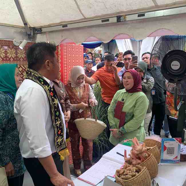 rempah (1) Ketua TP PKK Kota Palembang, Dewi Sastrani Ratu Dewa, menghadiri Festival Rempah Sumatera Selatan 2025 yang digelar di lapangan Palembang Trade Center (PTC) Mall, Jumat (24/10/2025). Foto: Kominfo Palembang.