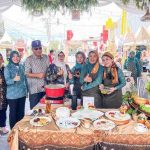 Bupati Muba, HM Toha dan istri saat berada di stan Muba pada festival rempah di PTC Mal. Foto: Kominfo Muba.