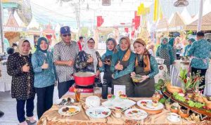 rempah (2) Bupati Muba, HM Toha dan istri saat berada di stan Muba pada festival rempah di PTC Mal. Foto: Kominfo Muba.