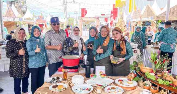 Bupati Muba, HM Toha dan istri saat berada di stan Muba pada festival rempah di PTC Mal. Foto: Kominfo Muba.