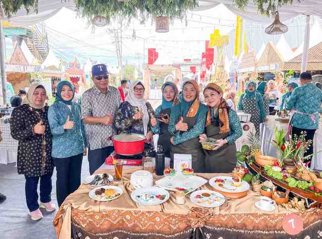 rempah (2) Bupati Muba, HM Toha dan istri saat berada di stan Muba pada festival rempah di PTC Mal. Foto: Kominfo Muba.