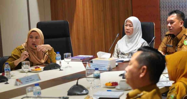 Ketua PKK Sumsel, Febrita Lustia memimpin rapat rencana festival rempah 2025. Foto: Humas Pemprov Sumsel.