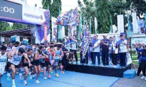 Sekda Sumsel, Edrward Candra melepas ribuan peserta Korpri Run 2025 di halaman DPRD Sumsel, Sabtu (11/10/2025). Foto: Pemprov Sumsel.