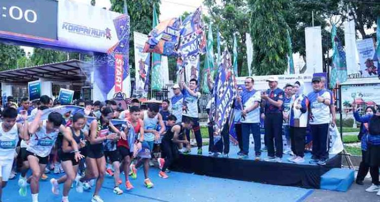 Sekda Sumsel, Edrward Candra melepas ribuan peserta Korpri Run 2025 di halaman DPRD Sumsel, Sabtu (11/10/2025). Foto: Pemprov Sumsel.