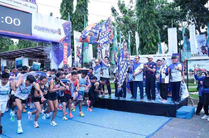 Sekda Sumsel, Edrward Candra melepas ribuan peserta Korpri Run 2025 di halaman DPRD Sumsel, Sabtu (11/10/2025). Foto: Pemprov Sumsel.