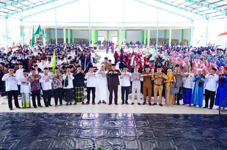 santri (1) Bupati Muba, HM Toha saat hadir di puncak Hari Santri Nasional 2025 di Kabupaten Musi Banyuasin, Senin (27/10/2025). Foto: Kominfo Muba.