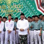 Gubernur Sumsel, Hherman deru bersama para santri usai menghadiri upacara Puncak Hari Santri Nasional di Pondok Pesantren Muqimus Sunnah, Kabupaten Banyuasin, Rabu (22/10/2025). Foto: Humas Pemprov Sumsel.