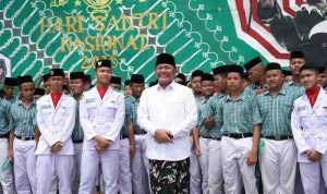 Gubernur Sumsel, Hherman deru bersama para santri usai menghadiri upacara Puncak Hari Santri Nasional di Pondok Pesantren Muqimus Sunnah, Kabupaten Banyuasin, Rabu (22/10/2025). Foto: Humas Pemprov Sumsel.