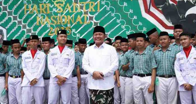 Gubernur Sumsel, Hherman deru bersama para santri usai menghadiri upacara Puncak Hari Santri Nasional di Pondok Pesantren Muqimus Sunnah, Kabupaten Banyuasin, Rabu (22/10/2025). Foto: Humas Pemprov Sumsel.