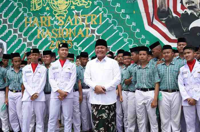 Gubernur Sumsel, Hherman deru bersama para santri usai menghadiri upacara Puncak Hari Santri Nasional di Pondok Pesantren Muqimus Sunnah, Kabupaten Banyuasin, Rabu (22/10/2025). Foto: Humas Pemprov Sumsel.