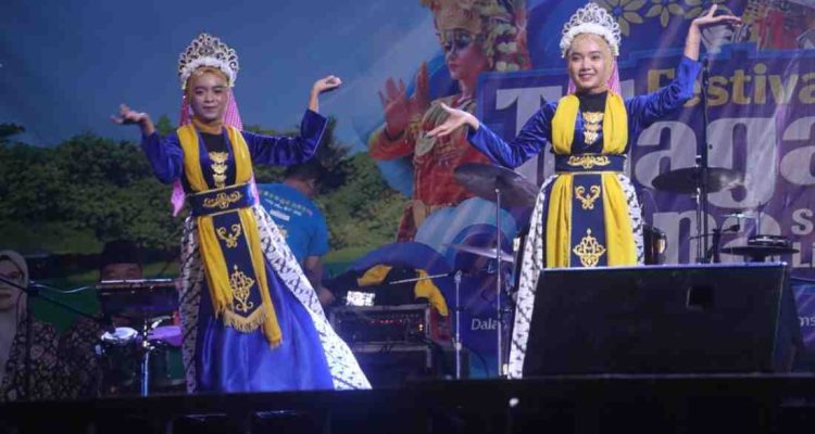 Suasana tarian tradisional di puncak acara Festival Telaga Sena di Sungai Lilin, Muba, Minggu (19/10/2025) malam. Foto: Kominfo Muba.