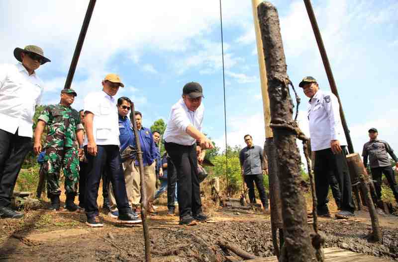 Gubernur Sumsel Herman Deru mendampingi Menteri ESDM Bahlil menandai diresmikannya sumur rakyat sebagai sumu rminyak legal di Keluang, Kamis (16/10/2025). Foto: Humas Pemprov Sumsel.
