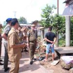 Petugas gabungan melakukan cek fisik lahan Pemkab yang sebagian dikuasai swasta di Jl. Kolonel Nazom Nurhawi, Sekayu, Selasa (7/10/2025). Foto: Kominfo Muba.