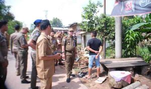 Petugas gabungan melakukan cek fisik lahan Pemkab yang sebagian dikuasai swasta di Jl. Kolonel Nazom Nurhawi, Sekayu, Selasa (7/10/2025). Foto: Kominfo Muba.