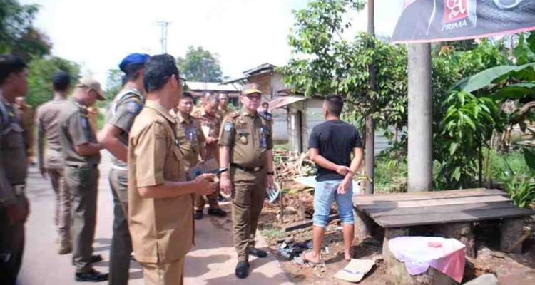 Petugas gabungan melakukan cek fisik lahan Pemkab yang sebagian dikuasai swasta di Jl. Kolonel Nazom Nurhawi, Sekayu, Selasa (7/10/2025). Foto: Kominfo Muba.