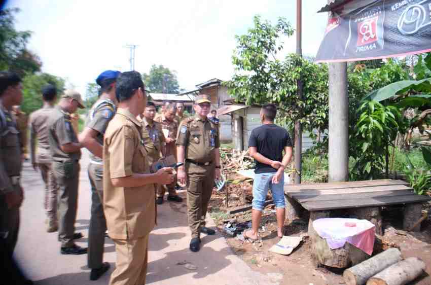 Petugas gabungan melakukan cek fisik lahan Pemkab yang sebagian dikuasai swasta di Jl. Kolonel Nazom Nurhawi, Sekayu, Selasa (7/10/2025). Foto: Kominfo Muba.