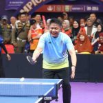 Gubernur Sumsel, Herman Deru bermain tenis meja antar kepala daerah pada ajang Pornas Korpri, Senin (6/10/2025). Foto: Humas Pemprov Sumsel.