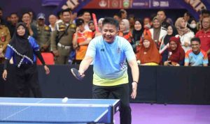 Gubernur Sumsel, Herman Deru bermain tenis meja antar kepala daerah pada ajang Pornas Korpri, Senin (6/10/2025). Foto: Humas Pemprov Sumsel.