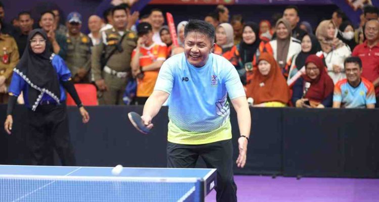 Gubernur Sumsel, Herman Deru bermain tenis meja antar kepala daerah pada ajang Pornas Korpri, Senin (6/10/2025). Foto: Humas Pemprov Sumsel.