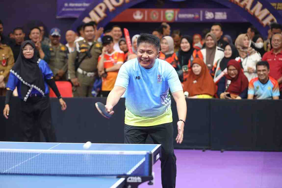 Gubernur Sumsel, Herman Deru bermain tenis meja antar kepala daerah pada ajang Pornas Korpri, Senin (6/10/2025). Foto: Humas Pemprov Sumsel.
