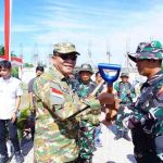 Bupati Muba, HM Toha menyerahkan skop sebagai tanda pembukaan TNI Manunggal Membangun Desa (TMMD) ke-126 Tahun 2025 di wilayah Kodim 0401/Muba, Rabu (8/10/2025). Foto: Kominfo Muba.