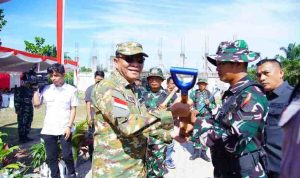 Bupati Muba, HM Toha menyerahkan skop sebagai tanda pembukaan TNI Manunggal Membangun Desa (TMMD) ke-126 Tahun 2025 di wilayah Kodim 0401/Muba, Rabu (8/10/2025). Foto: Kominfo Muba.