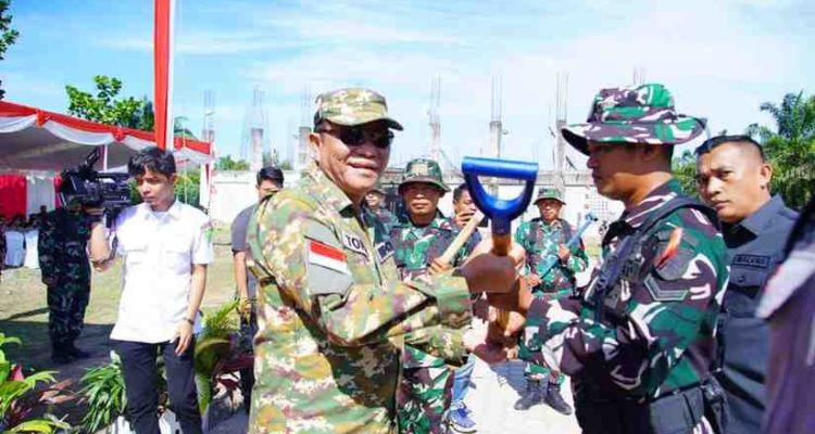 Bupati Muba, HM Toha menyerahkan skop sebagai tanda pembukaan TNI Manunggal Membangun Desa (TMMD) ke-126 Tahun 2025 di wilayah Kodim 0401/Muba, Rabu (8/10/2025). Foto: Kominfo Muba.