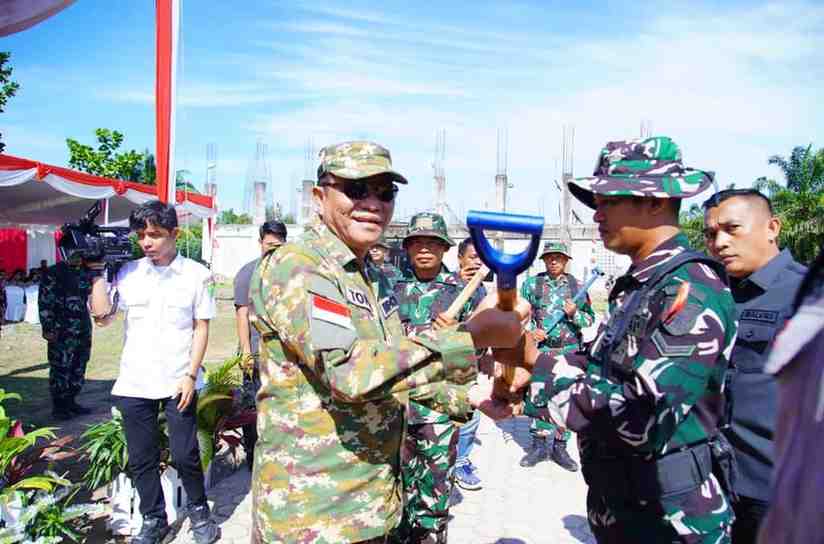 Bupati Muba, HM Toha menyerahkan skop sebagai tanda pembukaan TNI Manunggal Membangun Desa (TMMD) ke-126 Tahun 2025 di wilayah Kodim 0401/Muba, Rabu (8/10/2025). Foto: Kominfo Muba.