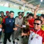 Bupati Muba, HM Toha bersama para atlet dan official kontingen Porprov Muba. Foto: Kominfo Muba.