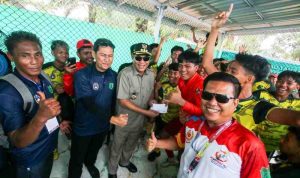 toha (11) Bupati Muba, HM Toha bersama para atlet dan official kontingen Porprov Muba. Foto: Kominfo Muba.