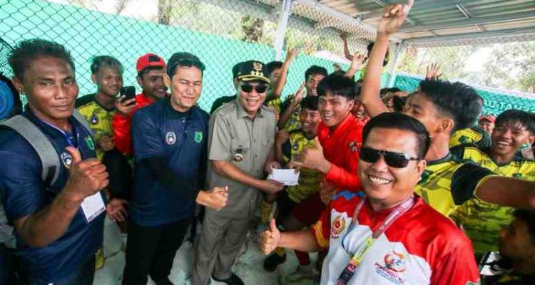 Bupati Muba, HM Toha bersama para atlet dan official kontingen Porprov Muba. Foto: Kominfo Muba.