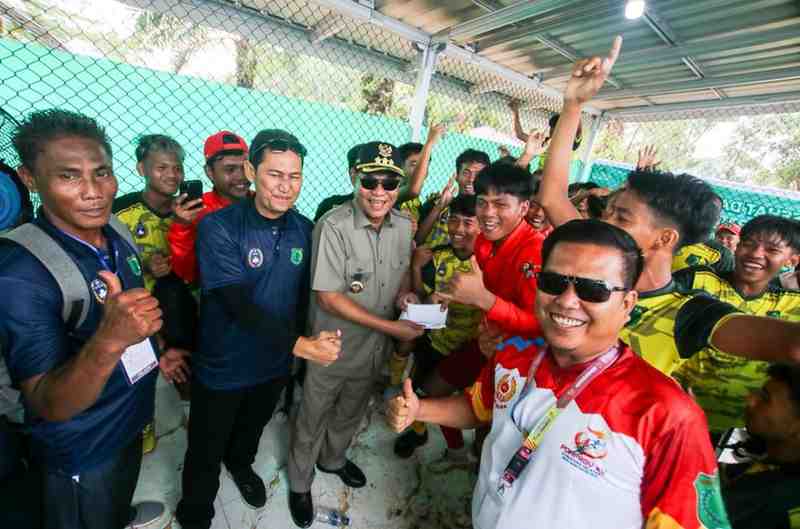 toha (11) Bupati Muba, HM Toha bersama para atlet dan official kontingen Porprov Muba. Foto: Kominfo Muba.